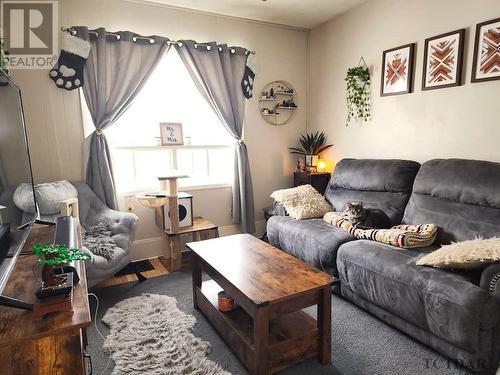 44 Main St, Kirkland Lake, ON - Indoor Photo Showing Living Room
