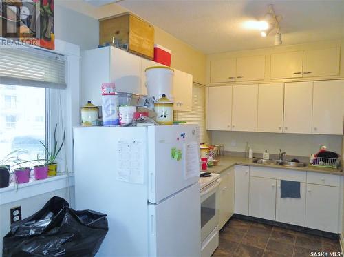 526 4Th Avenue N, Saskatoon, SK - Indoor Photo Showing Kitchen With Double Sink