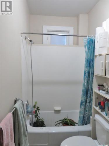 526 4Th Avenue N, Saskatoon, SK - Indoor Photo Showing Bathroom