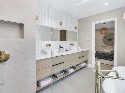 Salle de bains attenante Ã  la CCP - 312 Boul. Salaberry N., Châteauguay, QC - Indoor Photo Showing Bathroom