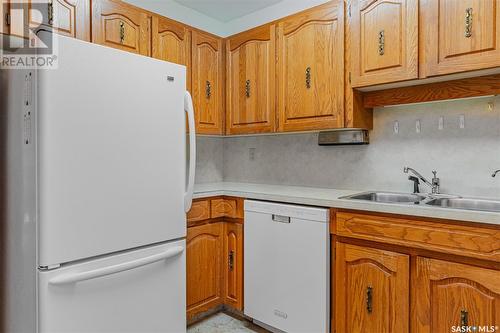 12 80 Berini Drive, Saskatoon, SK - Indoor Photo Showing Kitchen With Double Sink