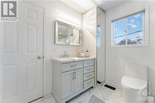 Full Bath - 2 Barnaby Private, Ottawa, ON - Indoor Photo Showing Bathroom