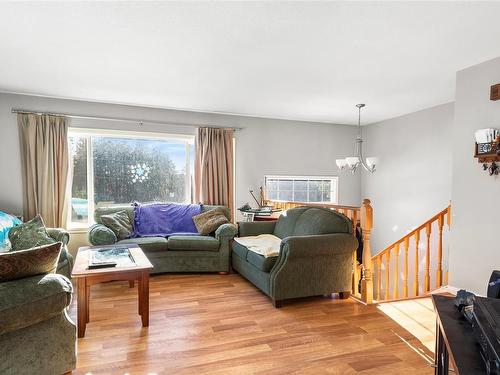 7965 Beaver Creek Rd, Port Alberni, BC - Indoor Photo Showing Living Room