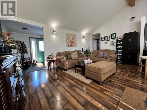 621 99 Avenue, Dawson Creek, BC - Indoor Photo Showing Living Room
