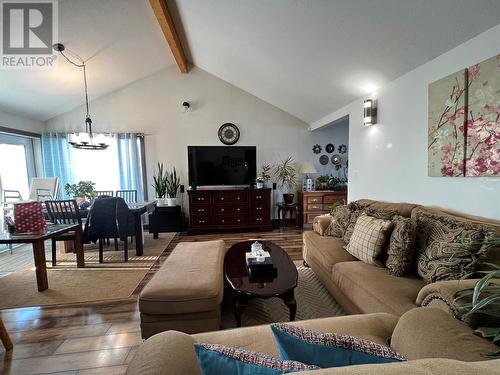 621 99 Avenue, Dawson Creek, BC - Indoor Photo Showing Living Room
