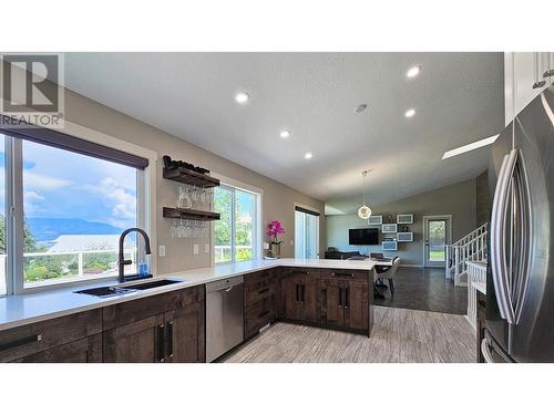 703 Westpoint Court, Kelowna, BC - Indoor Photo Showing Kitchen