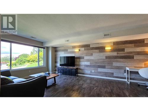 703 Westpoint Court, Kelowna, BC - Indoor Photo Showing Living Room