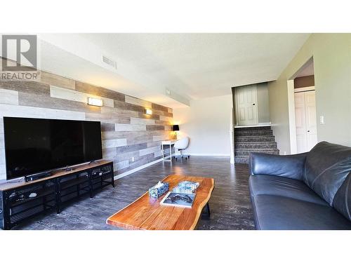 703 Westpoint Court, Kelowna, BC - Indoor Photo Showing Living Room