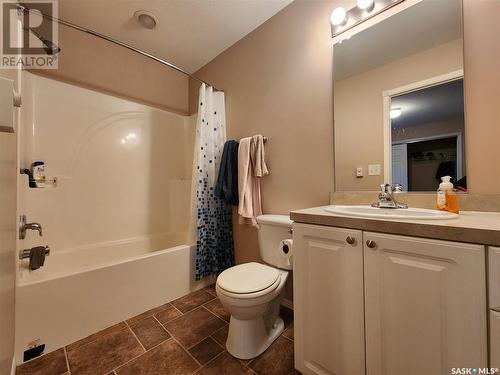 4 485 1St Street Nw, Weyburn, SK - Indoor Photo Showing Bathroom