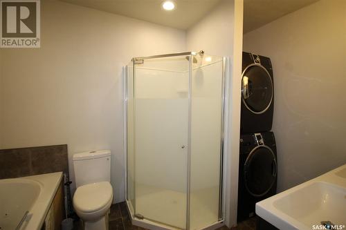 656 4Th Street W, Shaunavon, SK - Indoor Photo Showing Bathroom