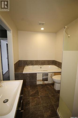 656 4Th Street W, Shaunavon, SK - Indoor Photo Showing Bathroom