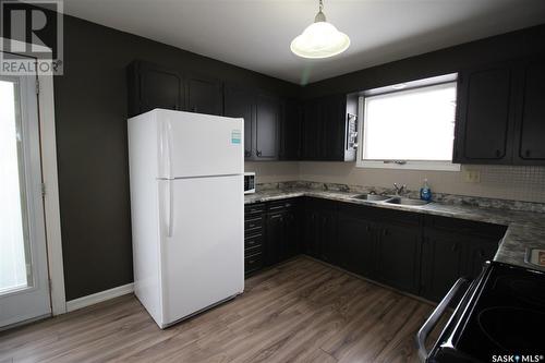 656 4Th Street W, Shaunavon, SK - Indoor Photo Showing Kitchen With Double Sink