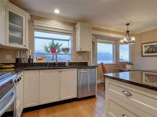 3717 Marine Vista, Cobble Hill, BC - Indoor Photo Showing Kitchen