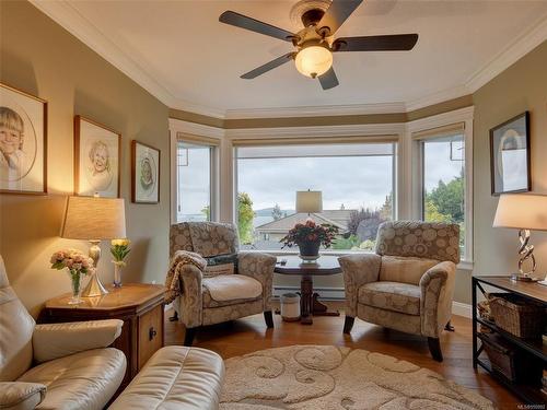 3717 Marine Vista, Cobble Hill, BC - Indoor Photo Showing Living Room