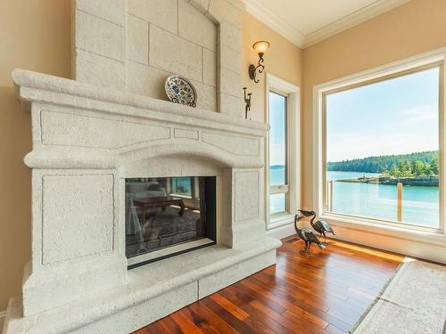 3340 Stephenson Point Rd, Nanaimo, BC - Indoor Photo Showing Living Room With Fireplace