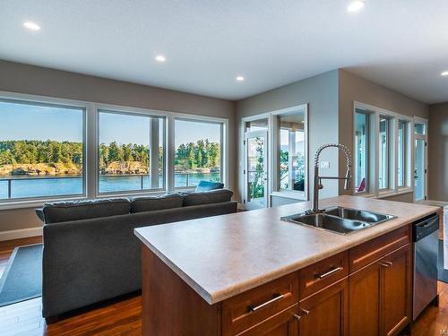 3340 Stephenson Point Rd, Nanaimo, BC - Indoor Photo Showing Kitchen With Double Sink