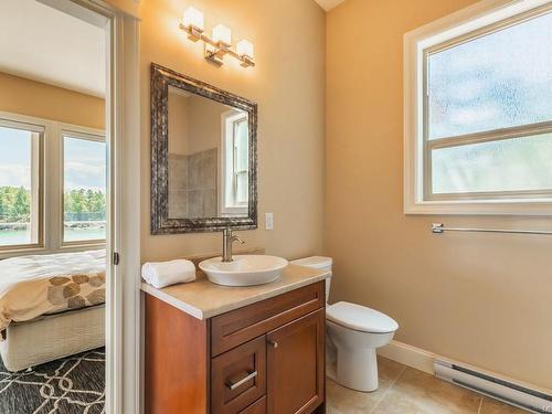 3340 Stephenson Point Rd, Nanaimo, BC - Indoor Photo Showing Bathroom