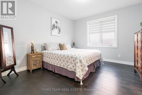 2A Victoria St E, Innisfil, ON - Indoor Photo Showing Bedroom