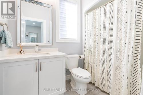 2A Victoria St E, Innisfil, ON - Indoor Photo Showing Bathroom