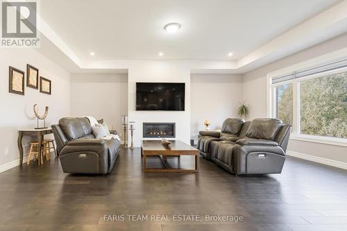 2A Victoria St E, Innisfil, ON - Indoor Photo Showing Living Room With Fireplace
