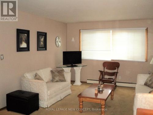 580 Digby Avenue, Oshawa, ON - Indoor Photo Showing Living Room