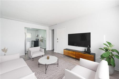 23 Mcclary Avenue, London, ON - Indoor Photo Showing Living Room