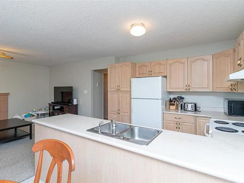 6149 Everest Way, Duncan, BC - Indoor Photo Showing Kitchen With Double Sink