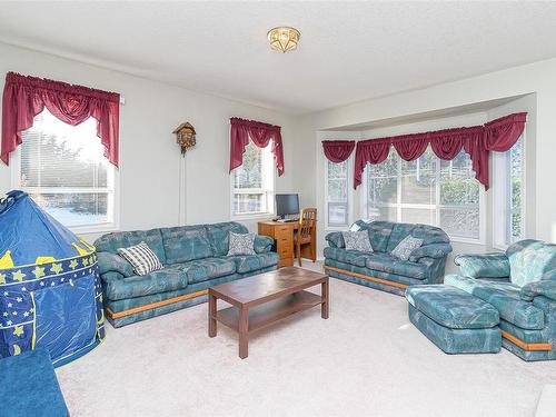 6149 Everest Way, Duncan, BC - Indoor Photo Showing Living Room