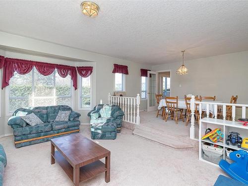 6149 Everest Way, Duncan, BC - Indoor Photo Showing Living Room