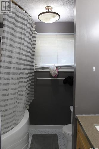 530 7Th Avenue W, Shaunavon, SK - Indoor Photo Showing Bathroom