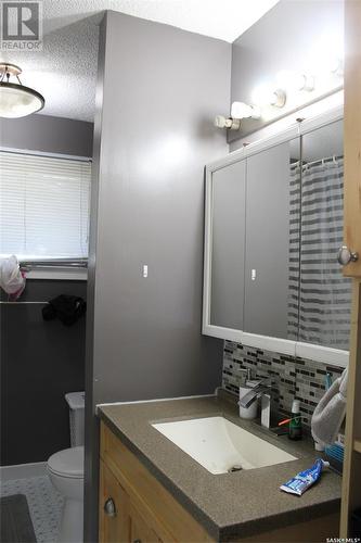530 7Th Avenue W, Shaunavon, SK - Indoor Photo Showing Bathroom