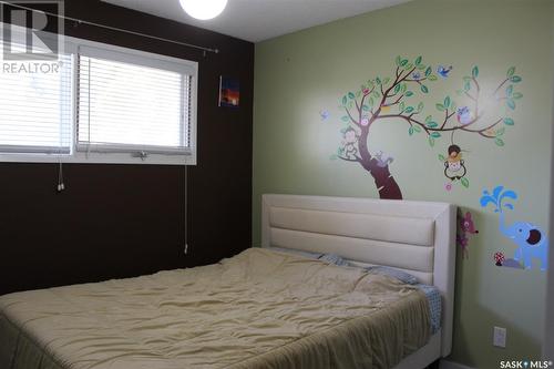 530 7Th Avenue W, Shaunavon, SK - Indoor Photo Showing Bedroom