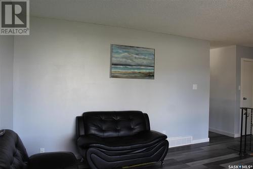 530 7Th Avenue W, Shaunavon, SK - Indoor Photo Showing Living Room