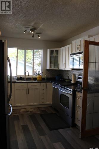 530 7Th Avenue W, Shaunavon, SK - Indoor Photo Showing Kitchen With Double Sink