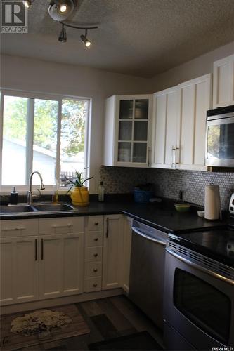530 7Th Avenue W, Shaunavon, SK - Indoor Photo Showing Kitchen With Double Sink