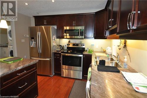 939 5Th Avenue A E, Owen Sound, ON - Indoor Photo Showing Kitchen With Double Sink