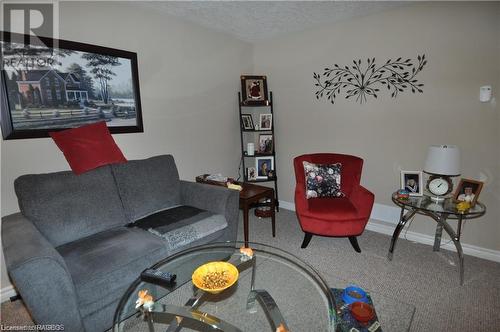 939 5Th Avenue A E, Owen Sound, ON - Indoor Photo Showing Living Room