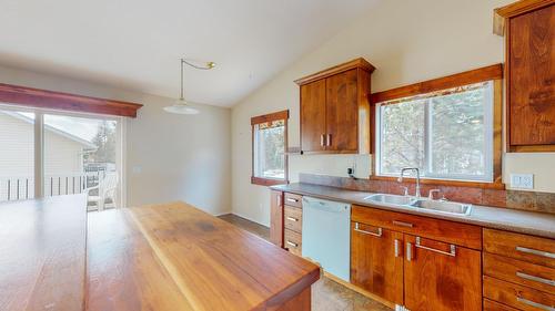 2739 Huckleberry Lane, Kimberley, BC - Indoor Photo Showing Kitchen With Double Sink