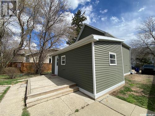 116 4Th Avenue W, Kindersley, SK - Outdoor With Exterior