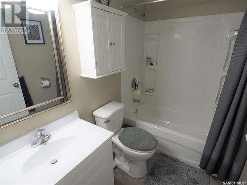 116 4Th Avenue W, Kindersley, SK - Indoor Photo Showing Bathroom