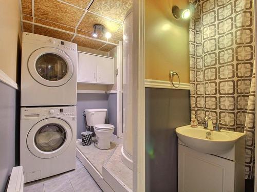 Salle de bains - 122 Ch. Du Pont-Champagne, Val-D'Or, QC - Indoor Photo Showing Laundry Room