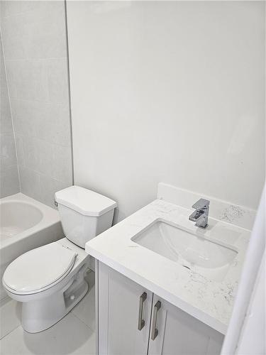 452-454 Upper Wellington Street, Hamilton, ON - Indoor Photo Showing Bathroom