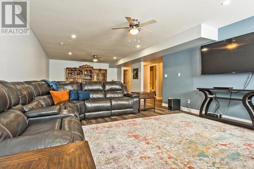 3802 Cypress Hills Drive, Osoyoos, BC - Indoor Photo Showing Living Room