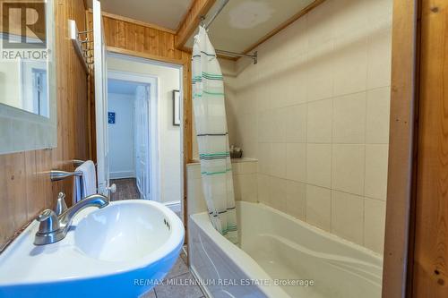 4578 Second Ave, Niagara Falls, ON - Indoor Photo Showing Bathroom
