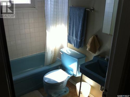 2712 7Th Avenue, Regina, SK - Indoor Photo Showing Bathroom