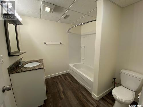 100 Guthrie Place, Eston, SK - Indoor Photo Showing Bathroom