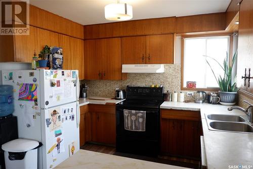 429 3Rd Avenue W, Assiniboia, SK - Indoor Photo Showing Kitchen With Double Sink