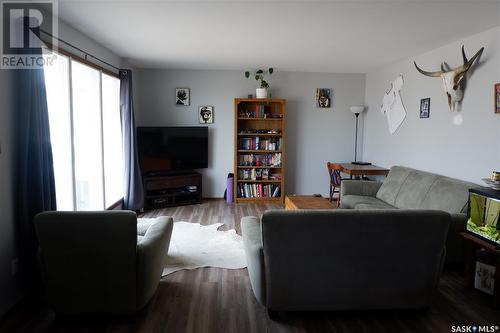 429 3Rd Avenue W, Assiniboia, SK - Indoor Photo Showing Living Room