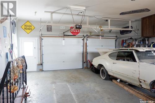 429 3Rd Avenue W, Assiniboia, SK - Indoor Photo Showing Garage