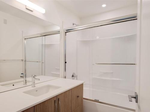 202-9716 Third St, Sidney, BC - Indoor Photo Showing Bathroom